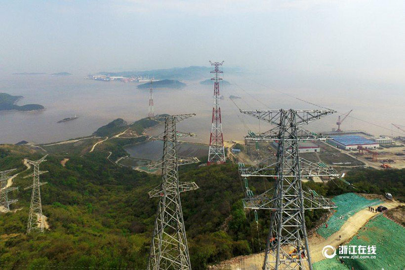 Maiores torres transoceânicas de transmissão elétrica da China entram em funcionamento