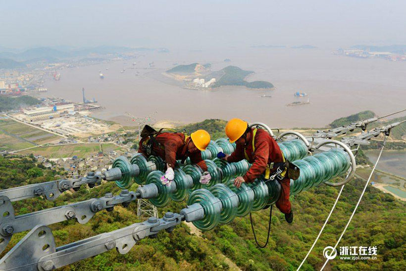 Maiores torres transoceânicas de transmissão elétrica da China entram em funcionamento