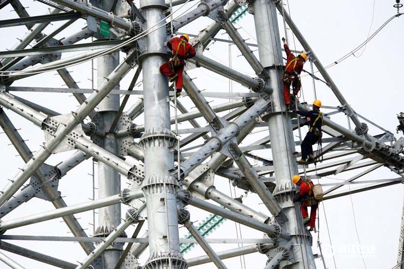 Maiores torres transoceânicas de transmissão elétrica da China entram em funcionamento