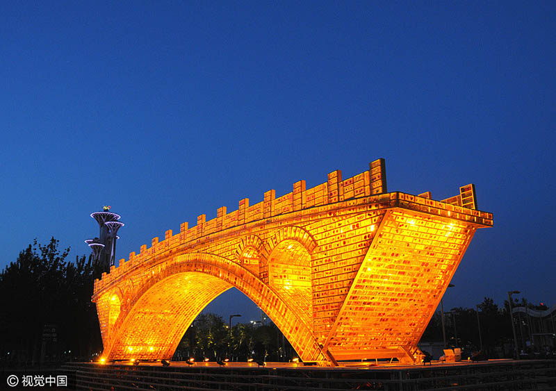 Ponte Dourada da Rota da Seda é iluminada antes do Fórum do Cinturão e Rota