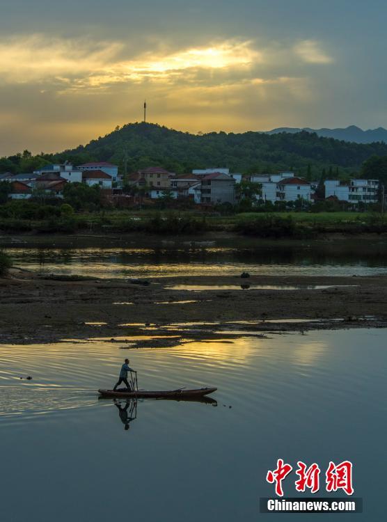 Galeria: Pôr-do-sol sobre as águas do Lago das Fadas em Jiangxi