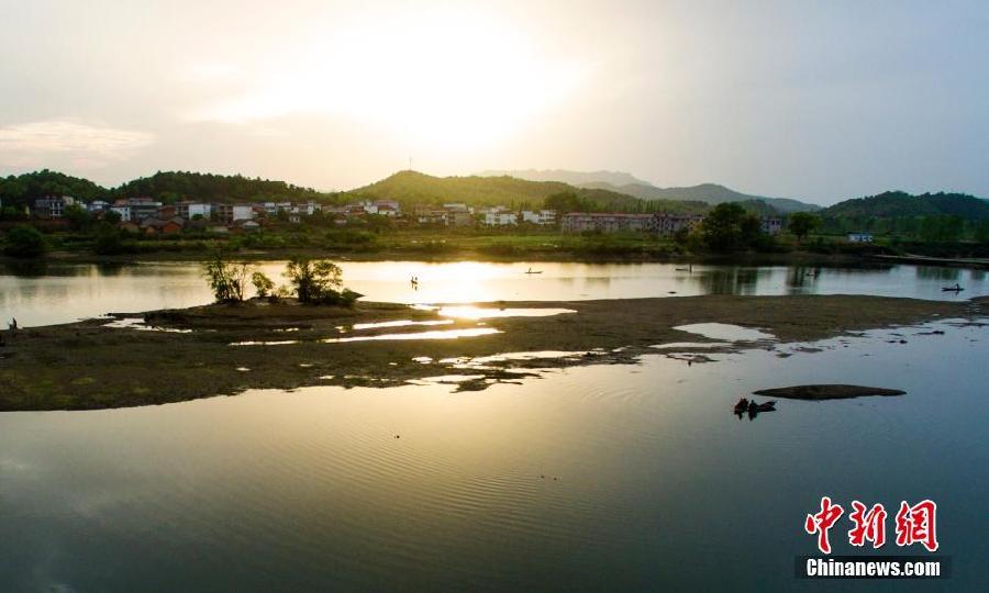 Galeria: Pôr-do-sol sobre as águas do Lago das Fadas em Jiangxi