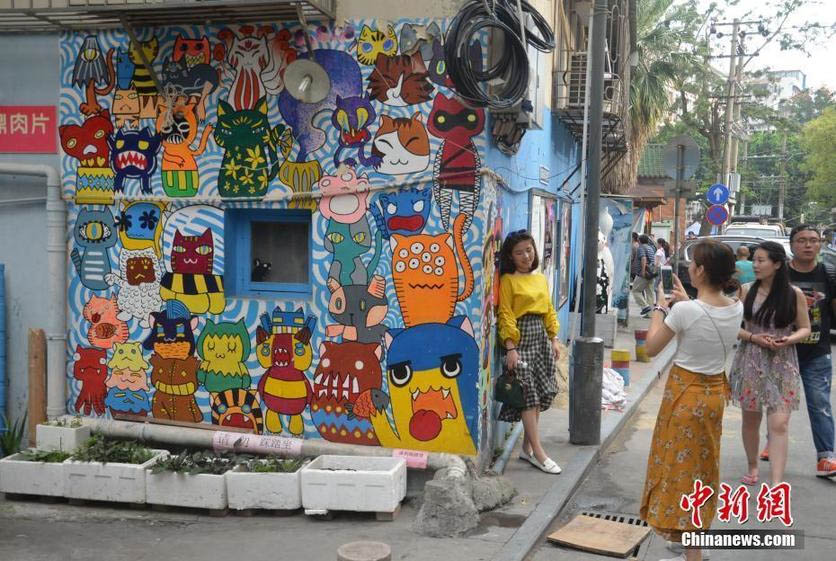 Rua com grafites de gatos atrai turistas até Xiamen