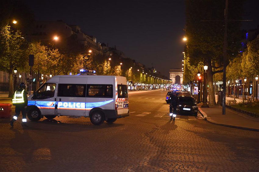 Tiroteio em Paris deixa um policial morto e dois feridos