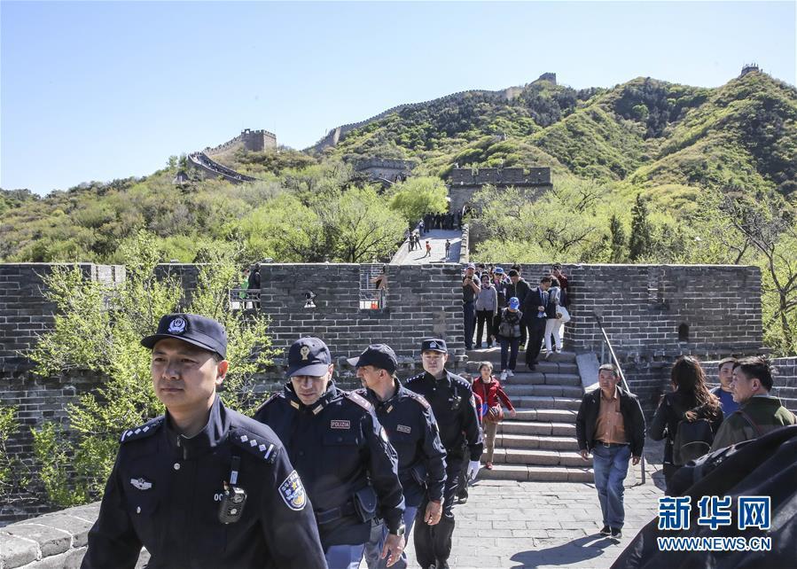 Agentes policiais italianos patrulham Grande Muralha da China