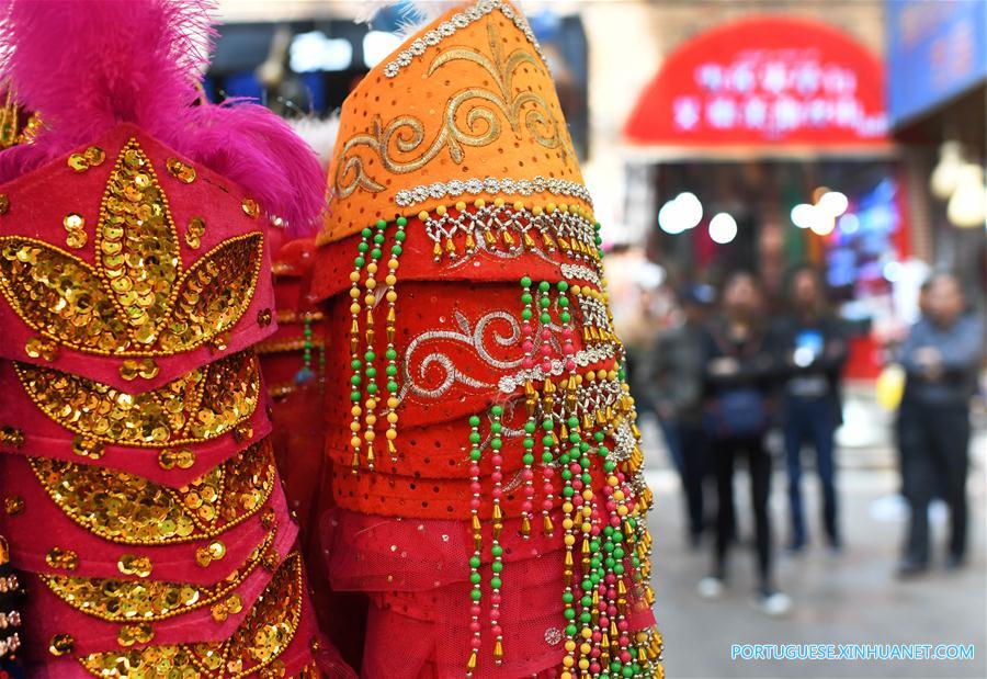 Bazar internacional atrai turistas em Urumqi, no noroeste da China