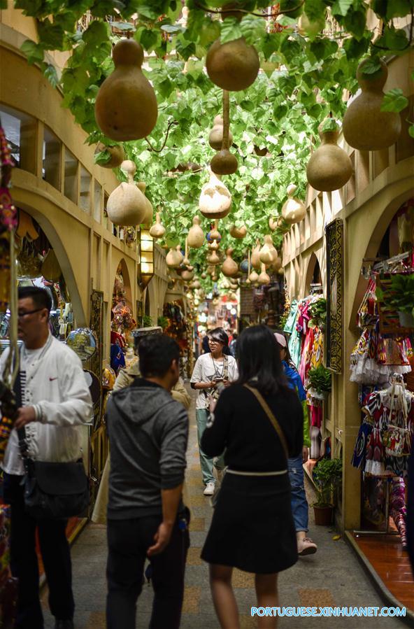 Bazar internacional atrai turistas em Urumqi, no noroeste da China