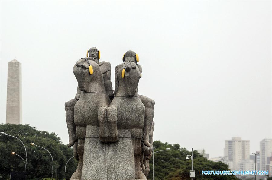 Monumento em São Paulo ganha protetores auditivos para lembrar combate à poluição sonora