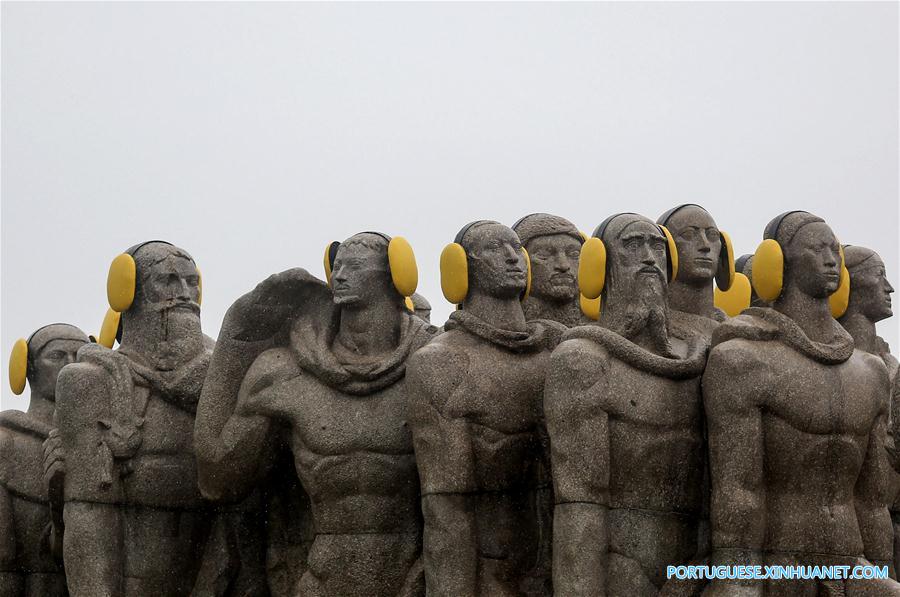 Monumento em São Paulo ganha protetores auditivos para lembrar combate à poluição sonora