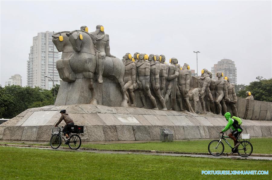 Monumento em São Paulo ganha protetores auditivos para lembrar combate à poluição sonora