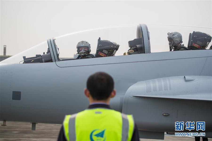 Caça JF-17B de dois lugares realiza primeiro voo