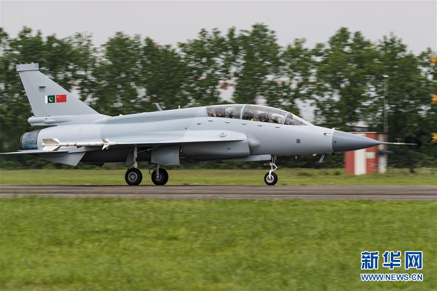 Caça JF-17B de dois lugares realiza primeiro voo