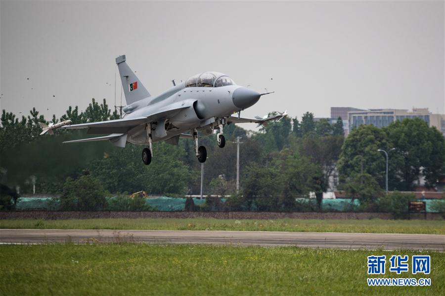 Caça JF-17B de dois lugares realiza primeiro voo