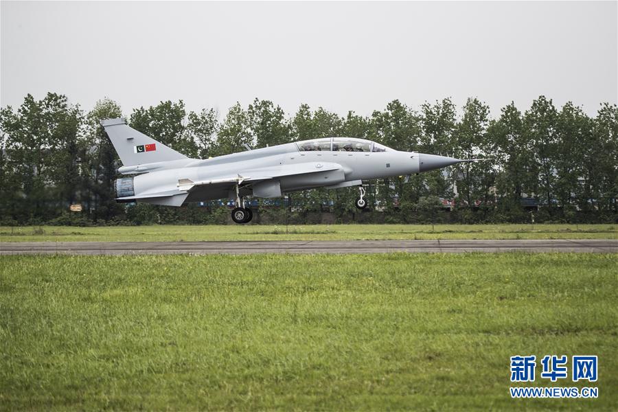 Caça JF-17B de dois lugares realiza primeiro voo