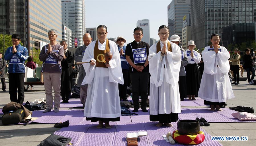 Figuras religiosas e povo da Coreia do Sul protestam contra THAAD em Seul