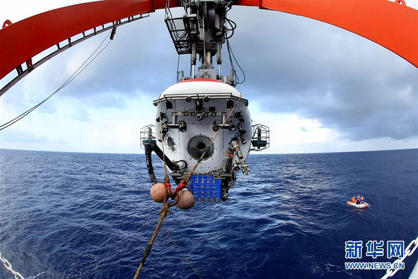 Submersível Jiaolong recolhe com sucesso amostras das profundezas do Mar do Sul da China