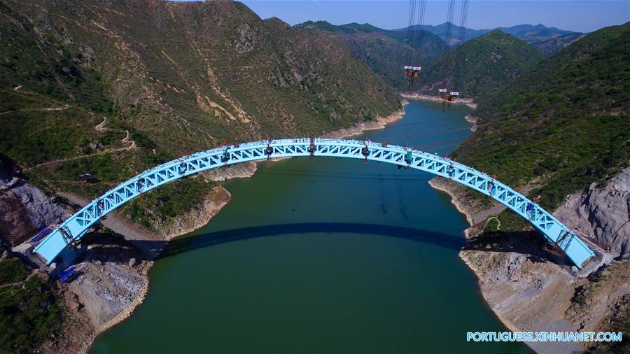 Encerramento da construção da Ponte Luohe no centro da China