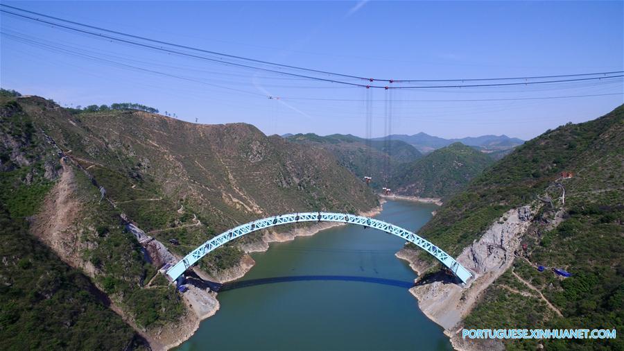 Encerramento da construção da Ponte Luohe no centro da China