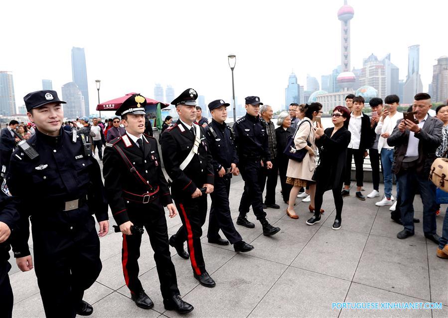 Agentes policiais chineses e italianos realizam patrulha conjunta em Shanghai