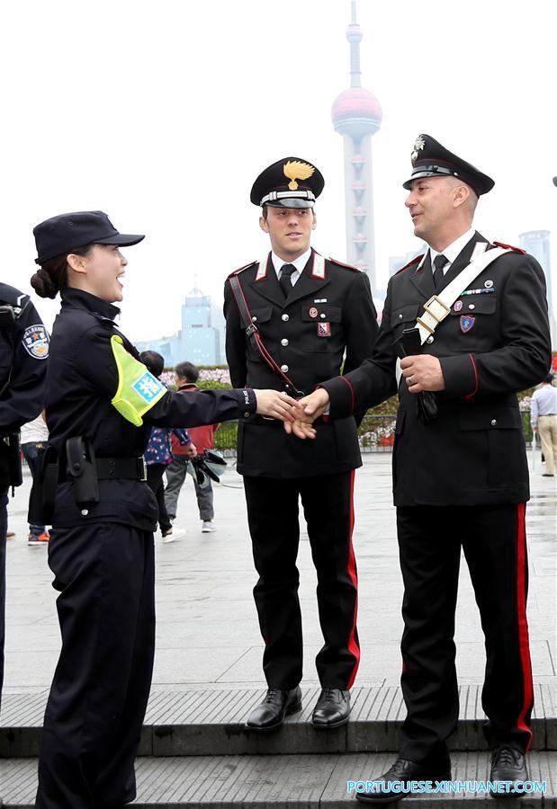 Agentes policiais chineses e italianos realizam patrulha conjunta em Shanghai