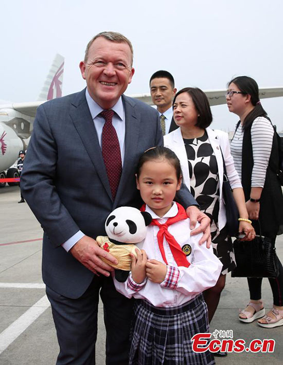 Primeiro-ministro dinamarquês visita reserva de pandas em Chengdu