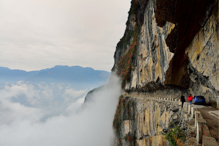 Habitantes de vila em Chongqing constroem estrada em penhasco para combater isolamento