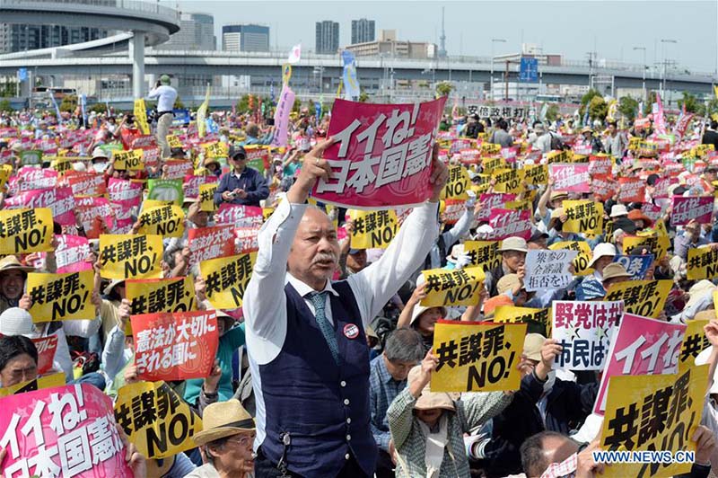 Manifestantes se juntam em Tóquio para protestar contra mudança constitucional de Abe