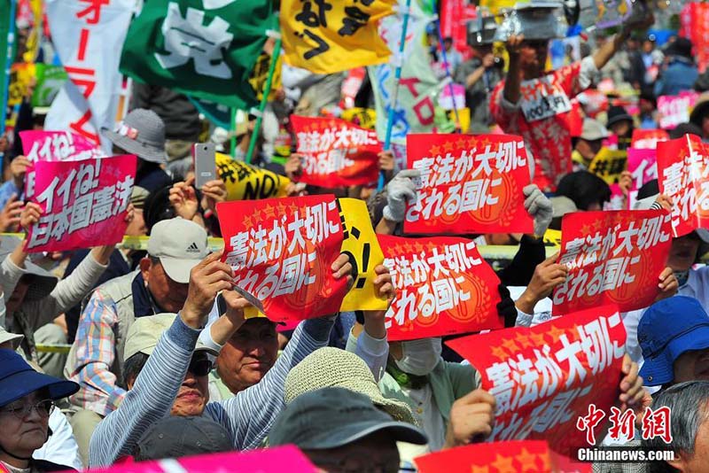 Manifestantes se juntam em Tóquio para protestar contra mudança constitucional de Abe