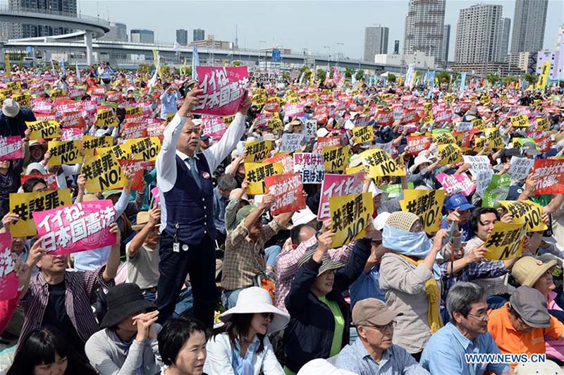 Manifestantes se juntam em Tóquio para protestar contra mudança constitucional de Abe