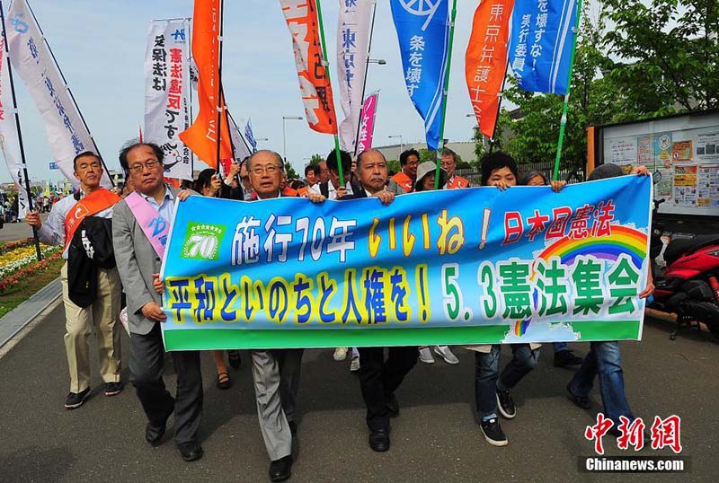 Manifestantes se juntam em Tóquio para protestar contra mudança constitucional de Abe