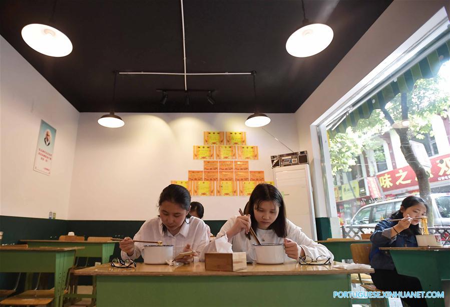 Restaurante temático em Chengdu evoca memórias da época escolar