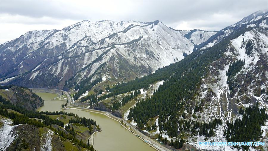 Cenário de neve das montanhas Tianshan em Xinjiang no noroeste da China