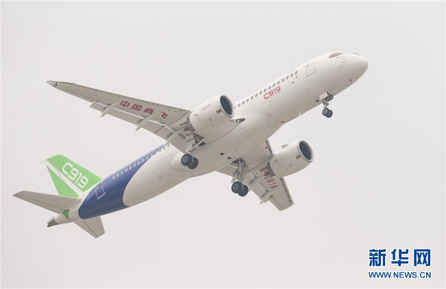 C919: Avião comercial fabricado pela China realiza voo inaugural em Shanghai