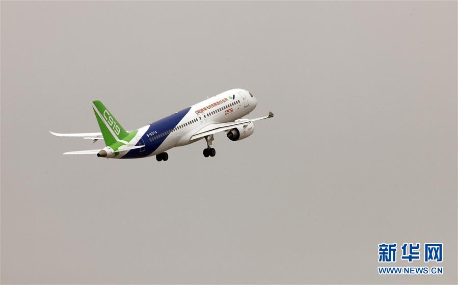 C919: Avião comercial fabricado pela China realiza voo inaugural em Shanghai