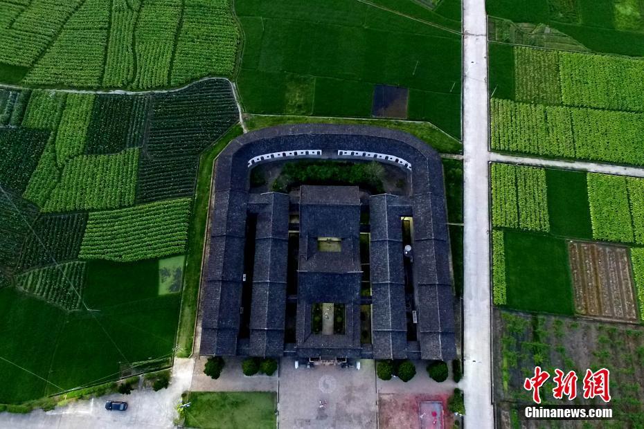 Vista aérea de complexo habitacional ancestral no sudeste da China