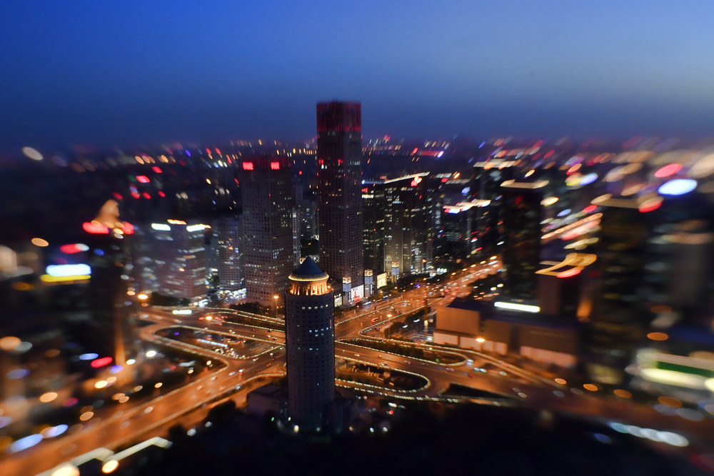 Beijing iluminada para receber o Fórum do Cinturão e Rota