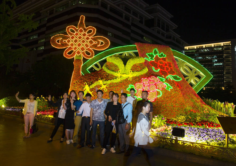 Beijing iluminada para receber o Fórum do Cinturão e Rota