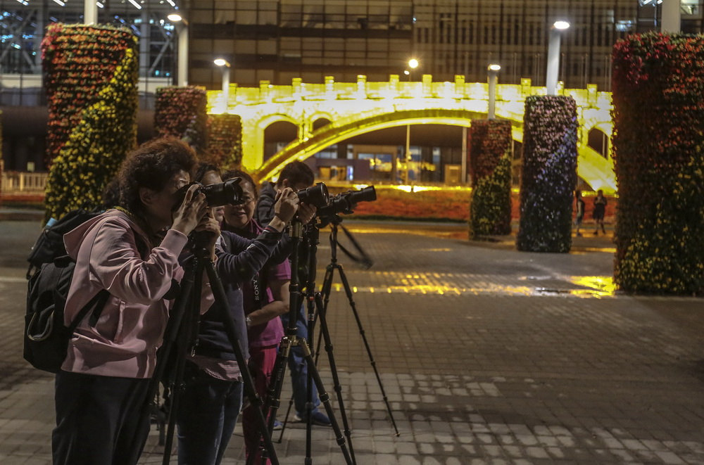 Beijing iluminada para receber o Fórum do Cinturão e Rota