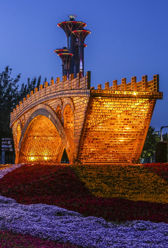 Beijing iluminada para receber o Fórum do Cinturão e Rota