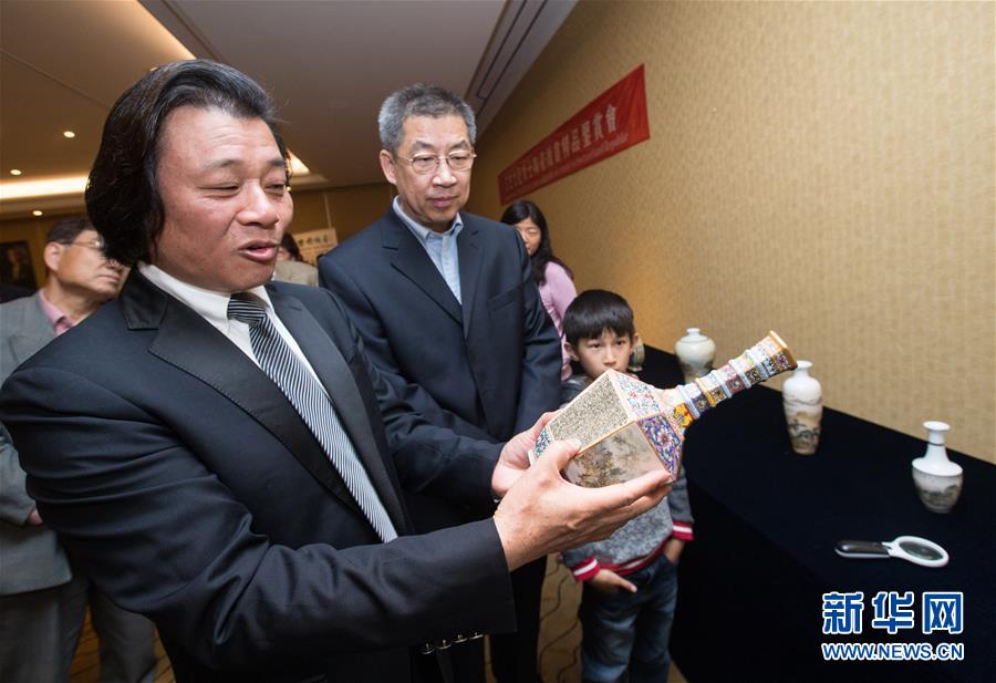 Cerâmica decorada com literatura chinesa destacada em Genebra