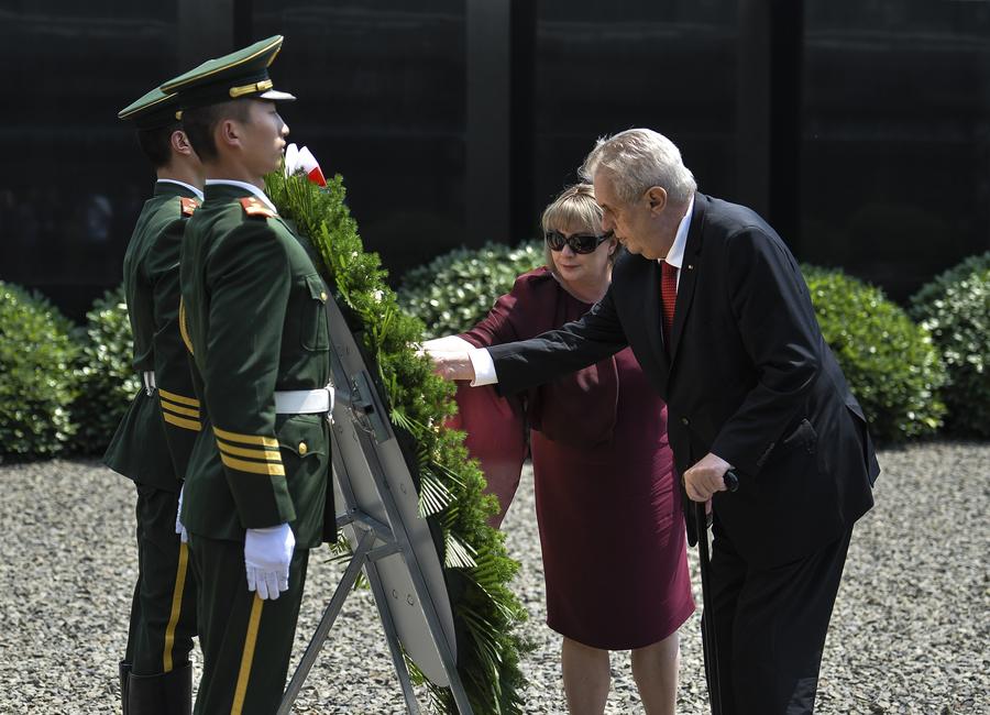Presidente tcheco visita salão memorial do Massacre de Nanjing