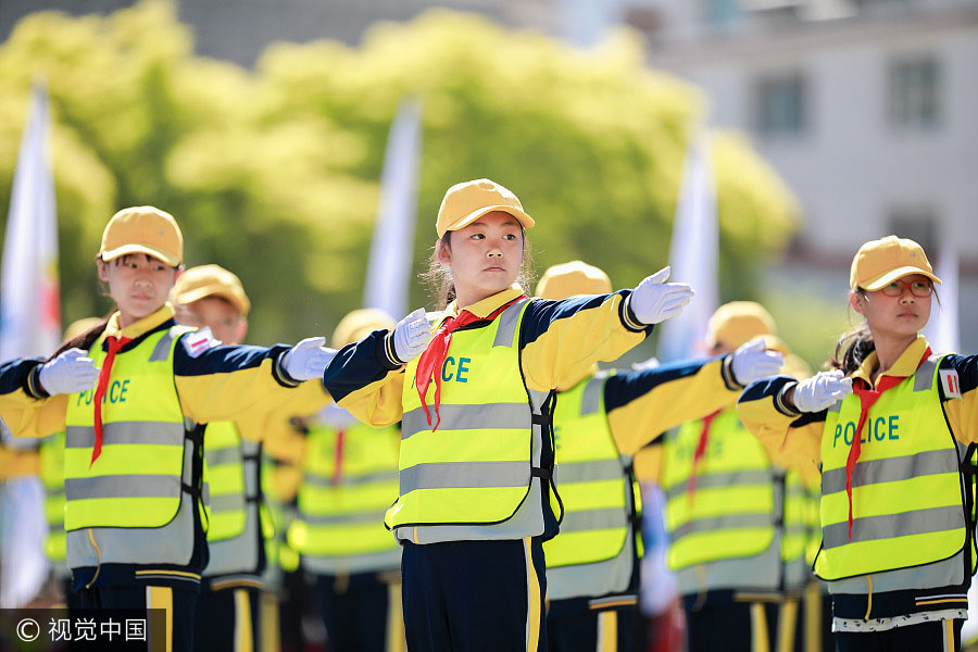 Mais de 1.000 estudantes participam de competição de exercício gestual no norte da China