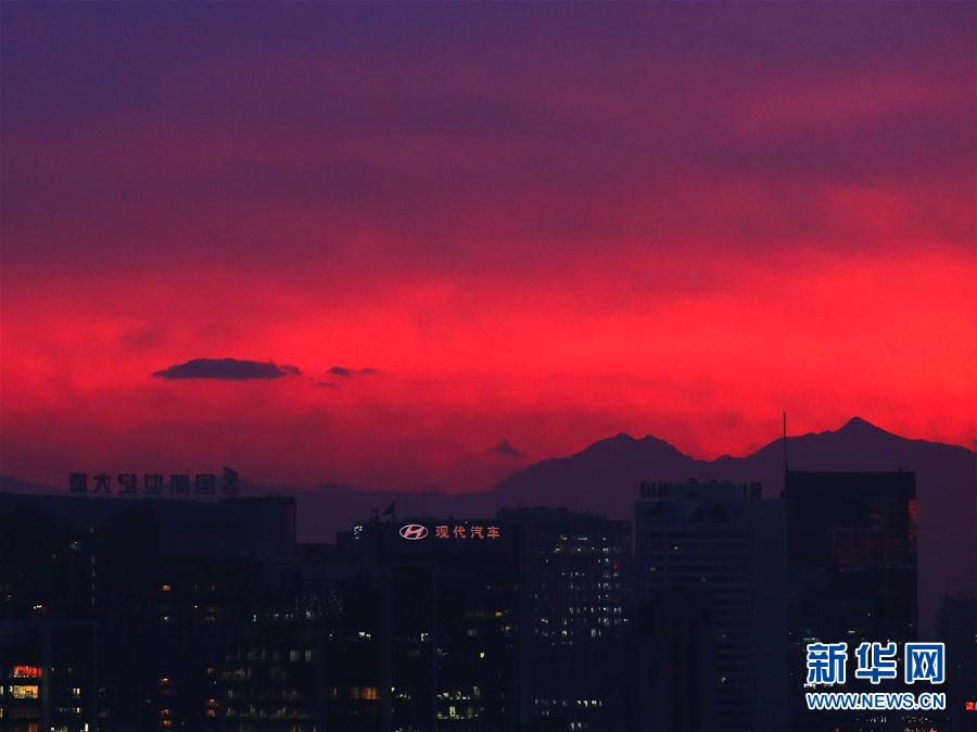 Beijing presenteada com crepúsculo “cinematográfico” após dia cinzento