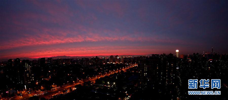 Beijing presenteada com crepúsculo “cinematográfico” após dia cinzento