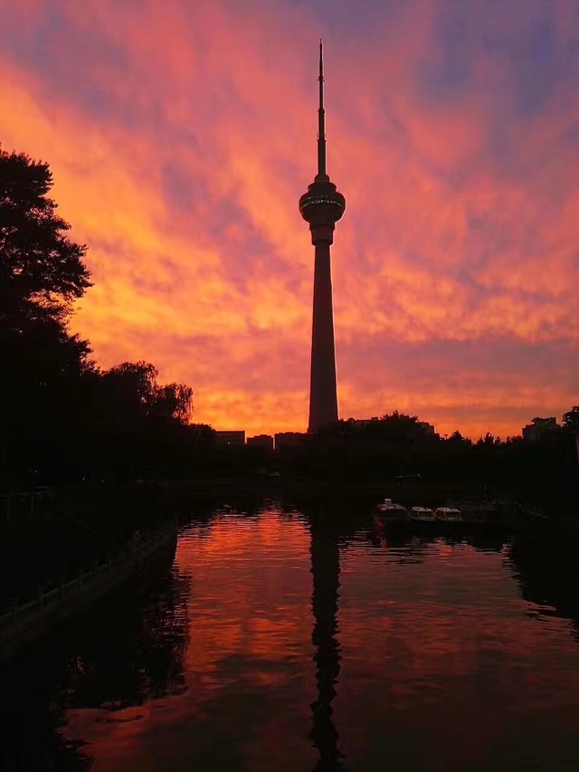 Beijing presenteada com crepúsculo “cinematográfico” após dia cinzento