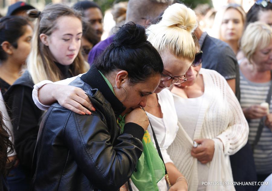 Centenas de pessoas homenageiam vítimas do ataque terrorista em Manchester