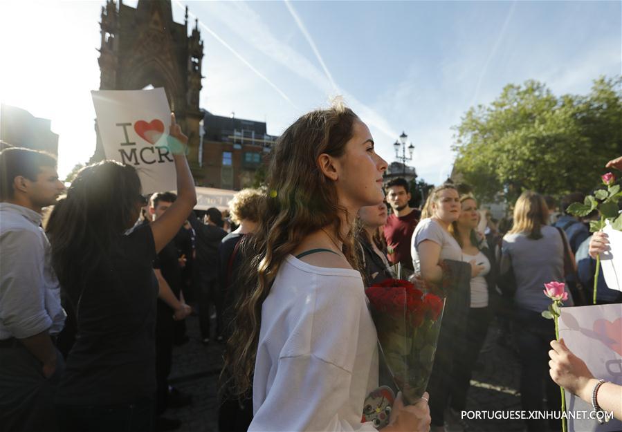 Centenas de pessoas homenageiam vítimas do ataque terrorista em Manchester