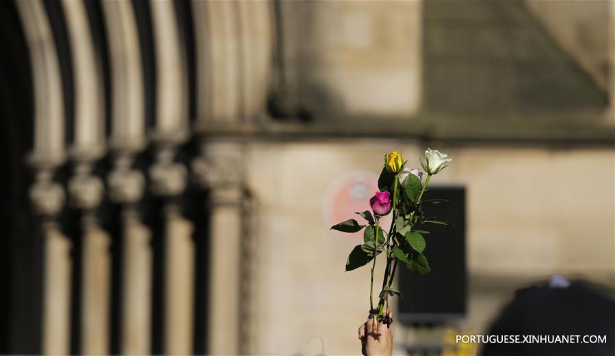 Centenas de pessoas homenageiam vítimas do ataque terrorista em Manchester