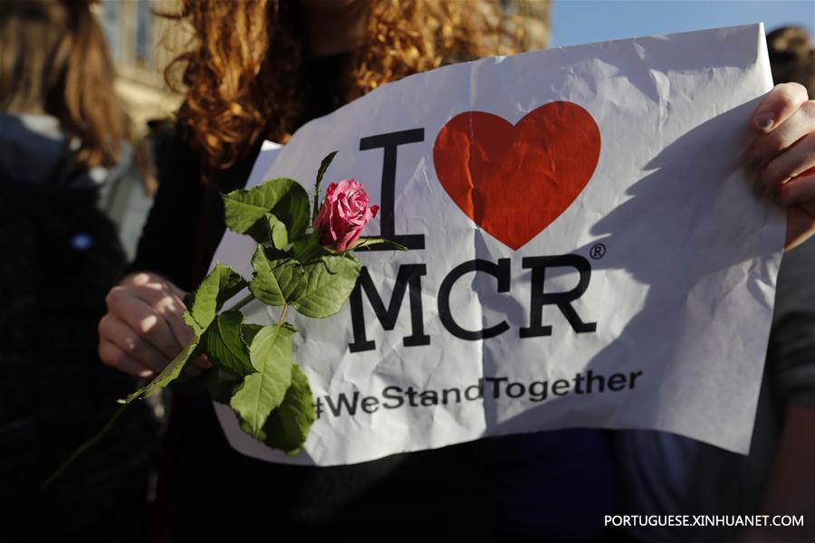 Centenas de pessoas homenageiam vítimas do ataque terrorista em Manchester