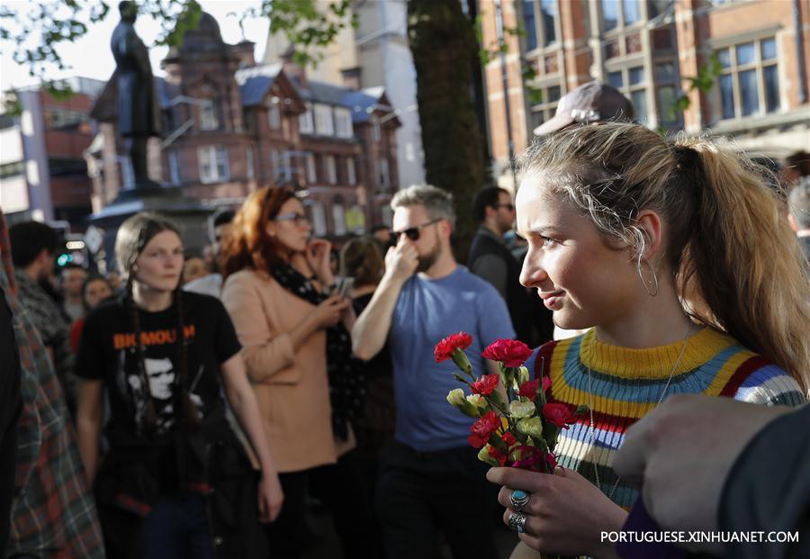 Centenas de pessoas homenageiam vítimas do ataque terrorista em Manchester